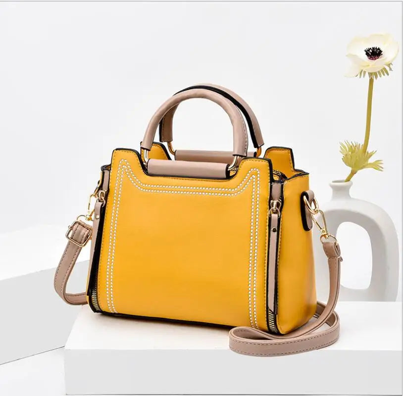 Bolsa Feminina em Couro Quadrada em de Ombro Majestic